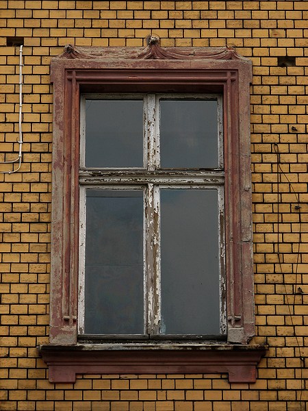 Okno w kamienicy przy ul. Wyspiańskiego