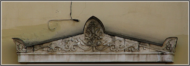 Korona nad oknem pałacyku przy ul. Zacisze