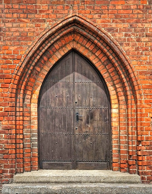 Gotycki portal w kościele Bożego Ciała. (Maj 2008)