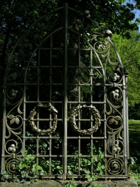 Brama wchodząca w skład ogrodzenia dawnego cmentarza przy ul. Sadowej