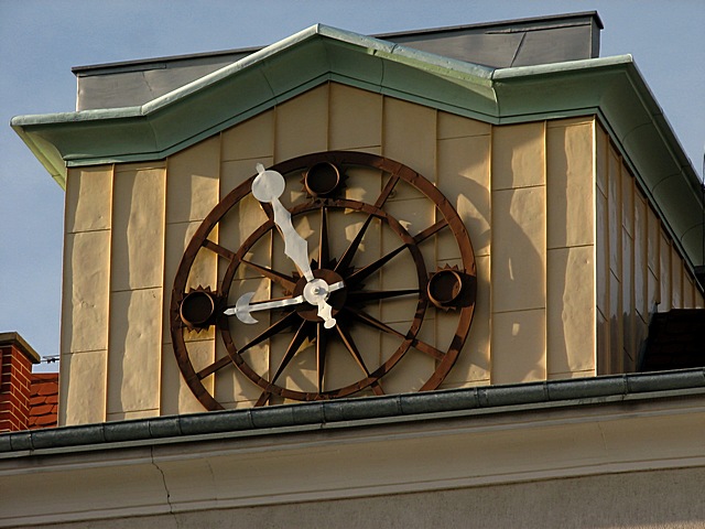 Zatrzymany czas - zegar na Gimnazjum nr 2, ul. Robotnicza. (Październik 2008)