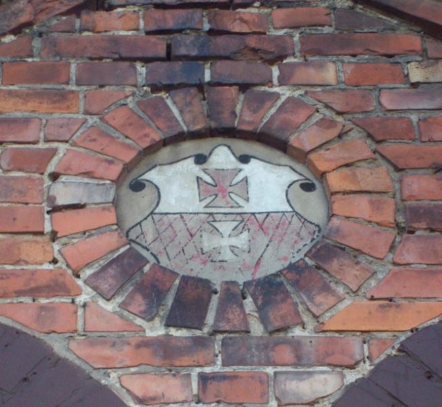 Namalowany (nie wyrzeźbiony) herb Elbląga na budynku przy ulicy Robotniczej. (Maj 2009)