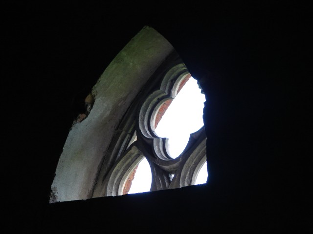 Pozostałości maswerku okna neogotyckiego w kaplicy mennonickiej (1899), Jezioro gm. Markusy