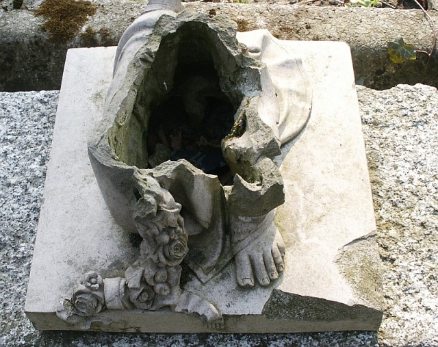 Fragment rzeźby - cmentarz ewangelicko -mennonicki, Fiszewo (Grudzień 2009)