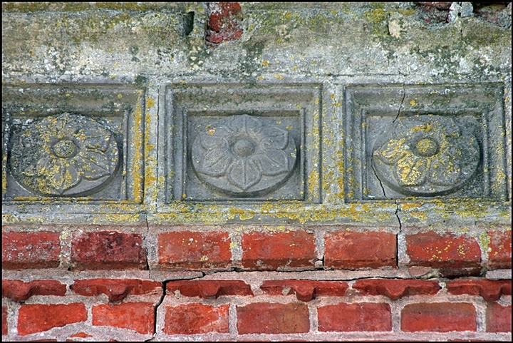 Fragment muru w Domu Modlitewnym Mannonitów Miejscowość Jezioro Dom z około 1700r (Luty 2010)