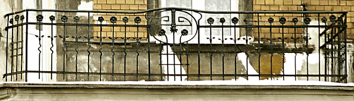 Balkon kamienicy przy ul.Malborskiej. (Luty 2010)