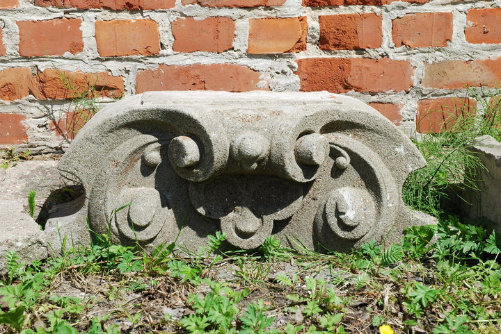 Mniej eksponowany fragment nagrobna w dawnym zespole podominikańskim w Elblągu. (Kwiecień 2010)