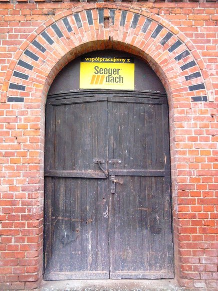 Drzwi dawnego młyna przy ul. Traugutta. (Kwiecień 2010)