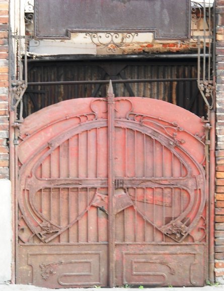 Ozdobna brama przy ul.Warszawskiej.
Prawdopodobnie był tam kiedyś warsztat kowalski. (Lipiec 2010)