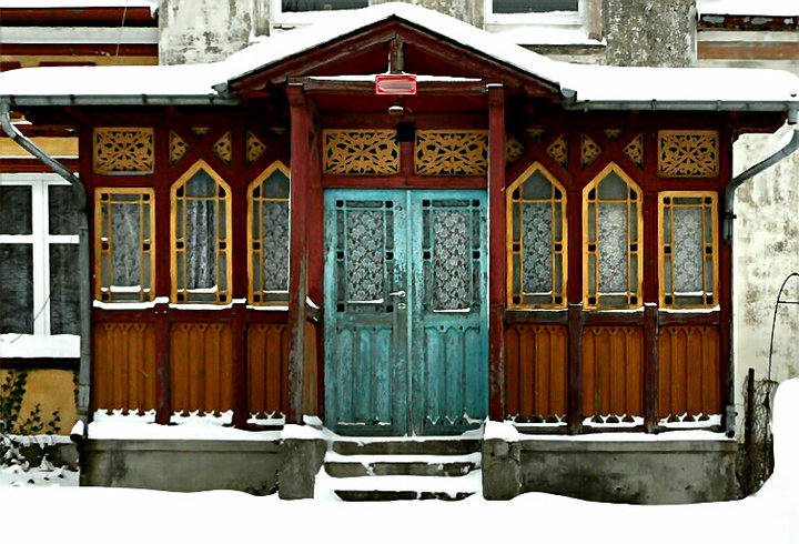 Ozdobny ganek domu w Weklicach. (Grudzień 2010)