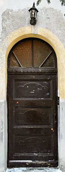 Drzwi z lampką, pokazaną w lutowym Lapidarium. (Marzec 2011)