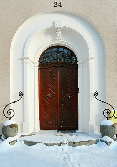Jedne z piękniejszych drzwi w Elblągu, przy ul.Żeromskiego.Te miały szczęście,zostały odrestaurowane.Teraz można je podziwiać w całej okazałości. (Marzec 2011)