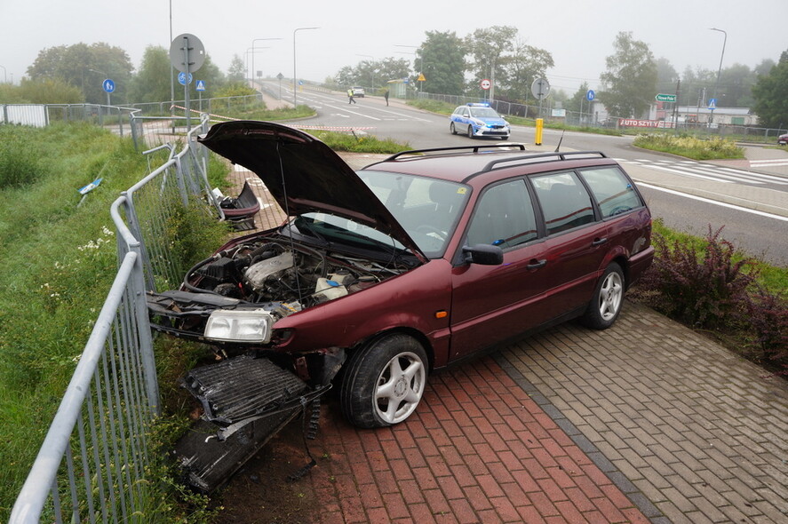 Elbląg, Volkswagen wjechał w ogrodzenie, a opel zderzył się z fiatem