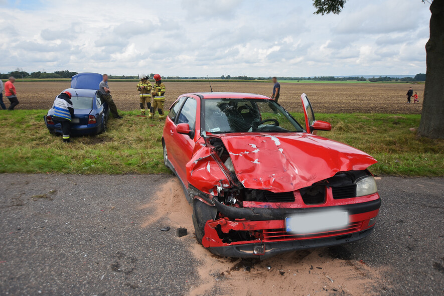 Elbląg, Wypadek 3 pojazdów pod Jelonkami, dwie osoby w szpitalu, sprawca zbiegł