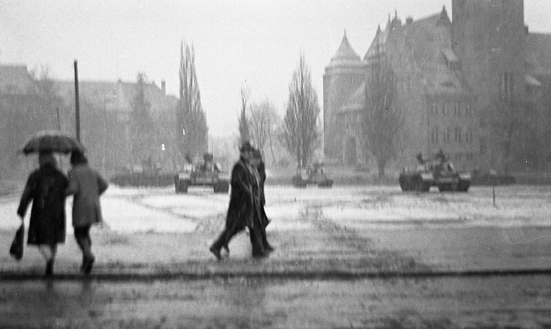 Elbląg, Czołgi na placu Jedności Narodowej (obecnie pl. Konstytucji) w Elblągu, 17 lub 18 grudnia 1970 r.