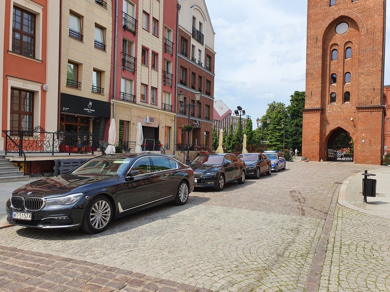 Elbląg, Marszałkowska kolumna. Czy tu nie ma zakazu ruchu?!