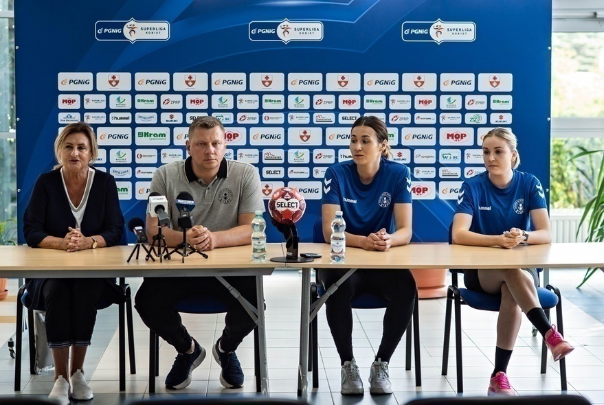 Elbląg, W konferencji prasowej udział wzięli: Grażyna Kluge, Roman Mont, Joanna Wołoszyk, Weronika Weber