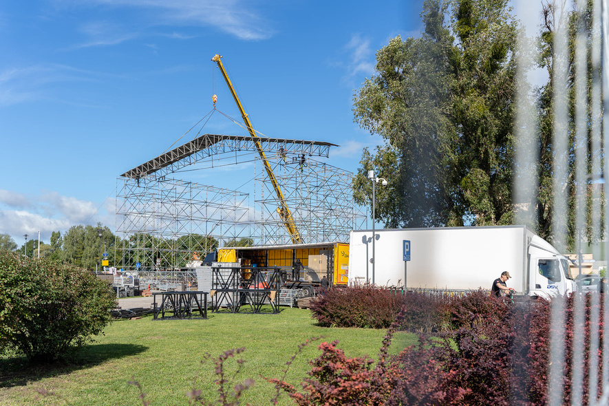 Elbląg, Budowa sceny na koncert z okazji otwarcia przekopu,