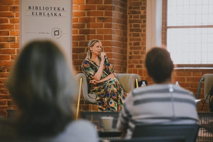 Elbląg, Zuzanna Gajewska podczas spotkania z Czytelnikami, fot.