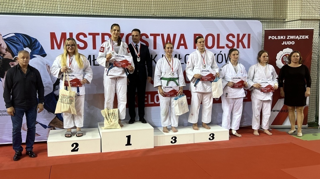 Elbląg, Aleksandra Kocięba (na drugim stopniu podium) wywalczyła srenrny medal na MP Młodzików