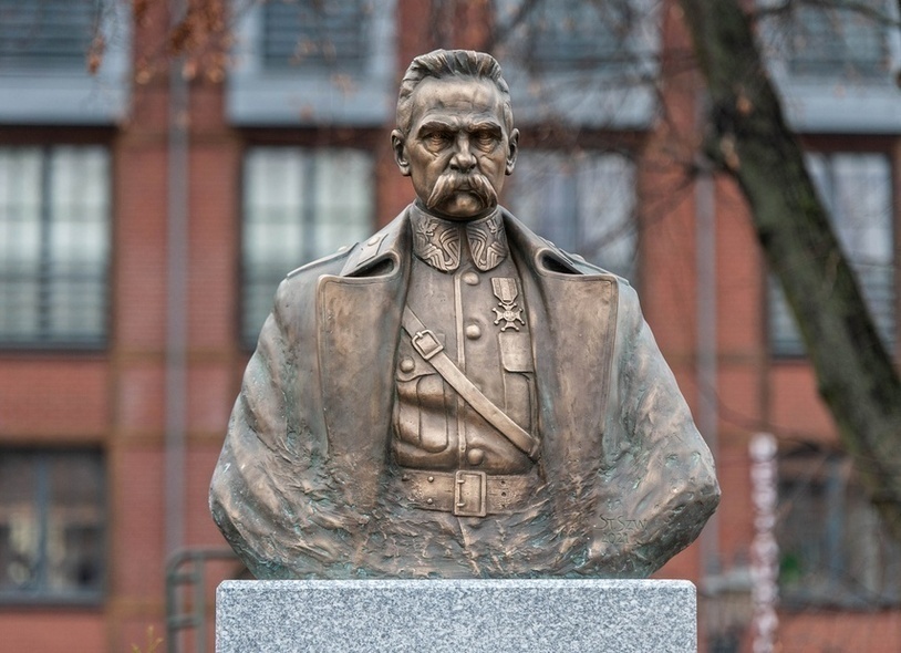 Elbląg, Popiersie Józefa Piłsudskiego na pomniku w Elblągu