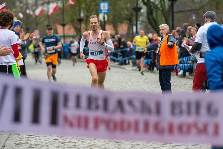 Elbląg, Grzegorz Kujawski wygrał VIII Bieg Niepodległości