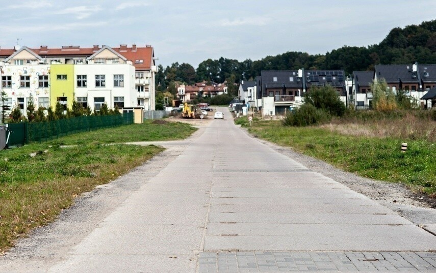 Elbląg, Ulica Noworódzka to obecnie nawierzchnia z betonowych płyt