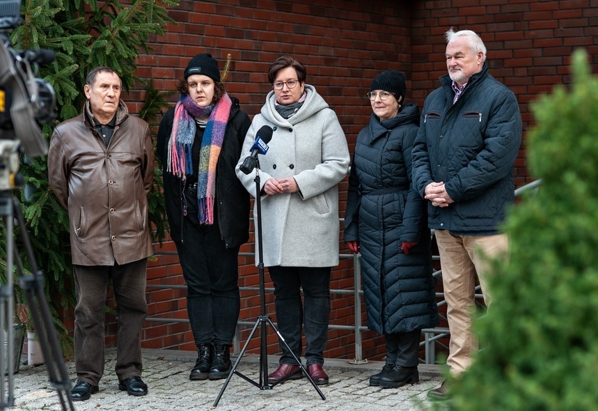 Elbląg, Posłanka Monika Falej wraz z działaczami Nowej Lewicy zabrała głos w sprawie zwolnień nauczycieli