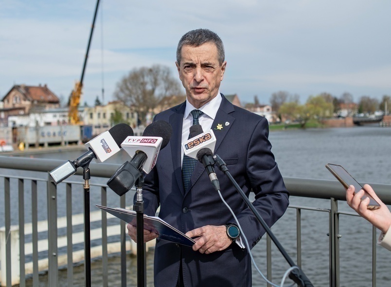 Elbląg, Senator Jerzy Wcisła podczas konferencji prasowej na Moście Wysoki,