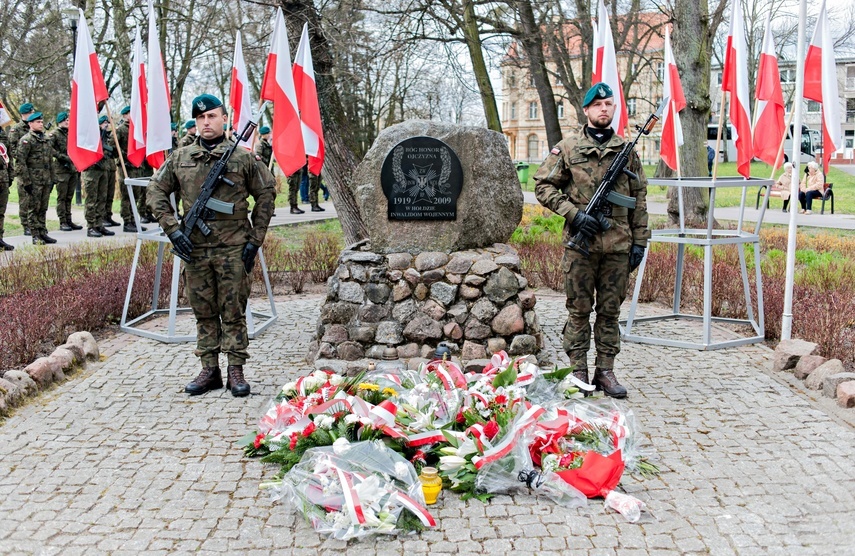 Elbląg, Uroczystości pod obeliskiem w parku Traugutta