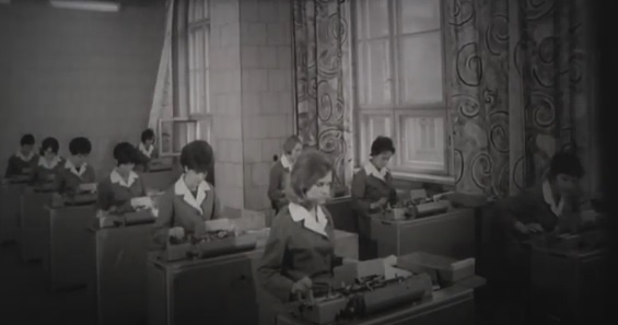Elbląg, Kadr z filmu „Zamech” z roku 1967 - sala operatorek dziurkarek kart danych