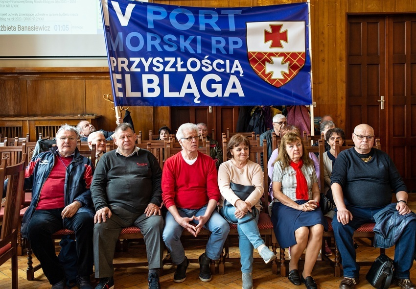 Elbląg, Na sesję przyszło kilkunastu mieszkańców związanych ze społecznych komitetem poparcia dla Elbląga jako IV portu RP i klubem "Gazety Polskiej"