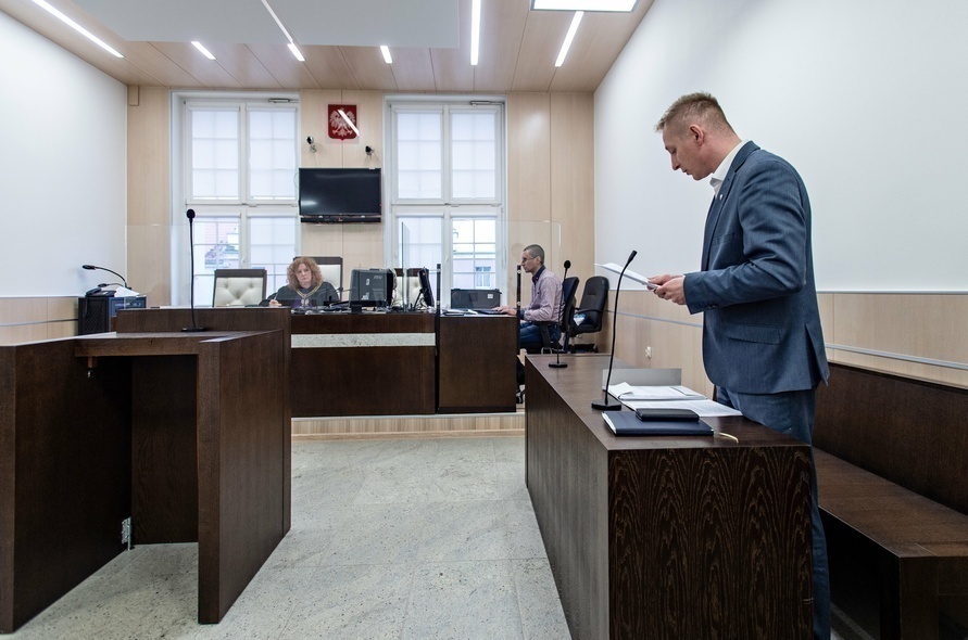Elbląg, Sprawę w sądzie pierwszej instancji prowadziła sędzia Katarzyna Słyś. Z prawej miejski rzecznik konsumentów, Paweł Rodziewicz.