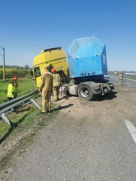 Elbląg, Ciężarówka uderzyła w bariery. Utrudnienia na S7