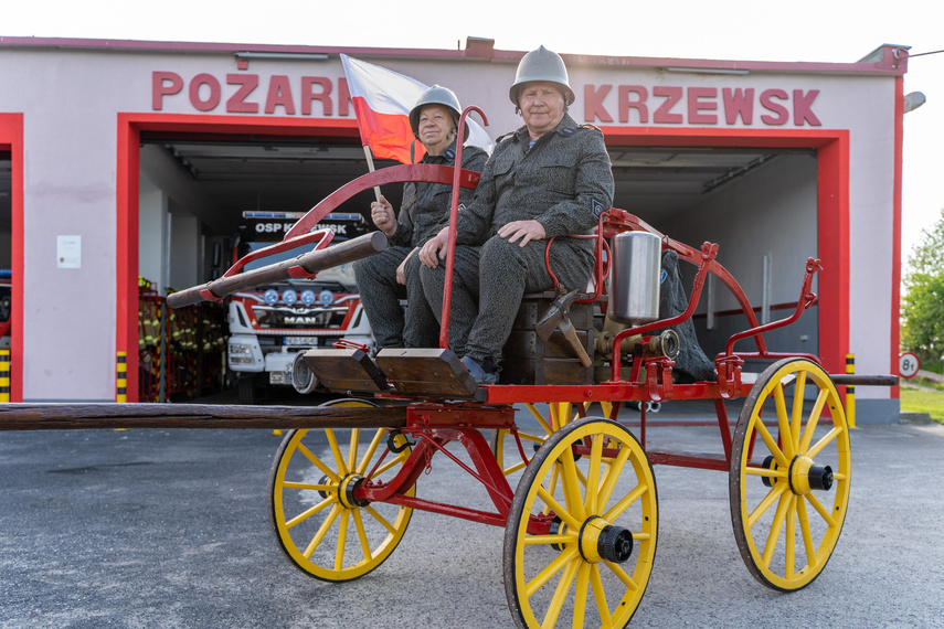 Elbląg, Zdzisław Chełstowski i Zdzisław Rutkowski w starych mundurach strażackich