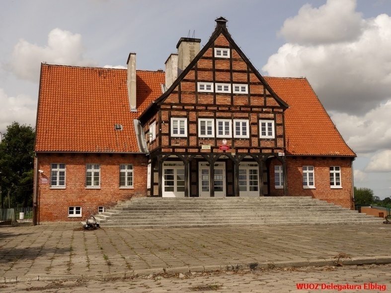 Elbląg, Szkoła w Zwierznie, dawny Dom Ludowy, gm. Markusy - zabytek z lat 30. XX w., zaprojektowany na wzór żuławskich domów podcieniowych.