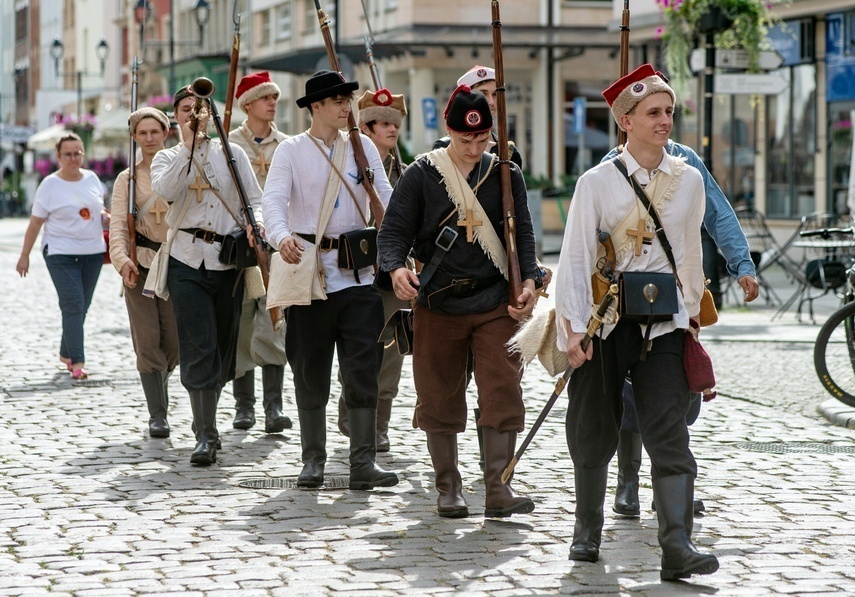 Elbląg, Przenieśli się w czasy "Nad Niemnem"