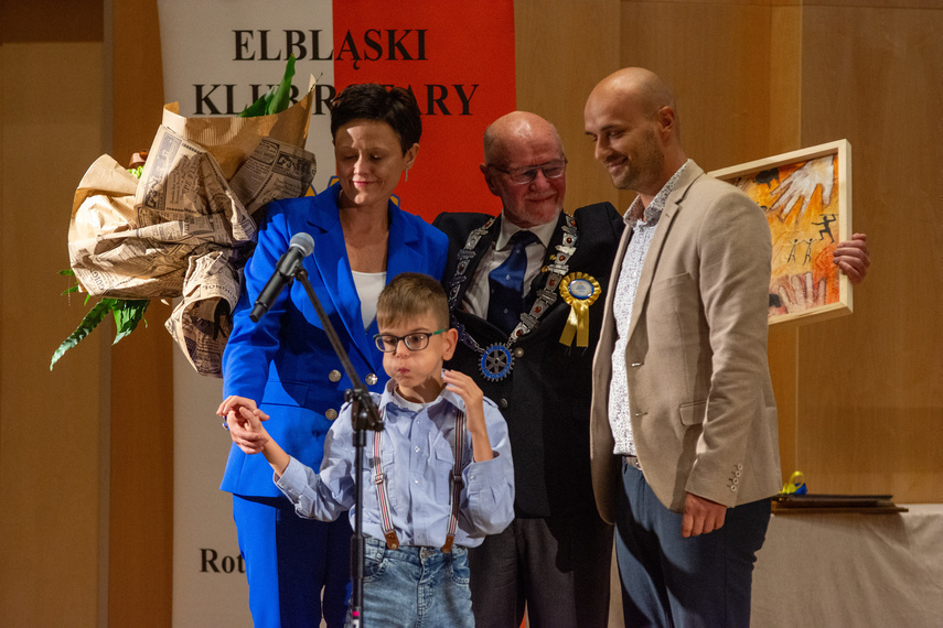 Elbląg, Tadeusz Kaszczyc, prezydent Elbląskiego Klubu Rotary (w środku) z Filipem, jego mamą i fizjoterapeutą prowadzącym rehabilitację