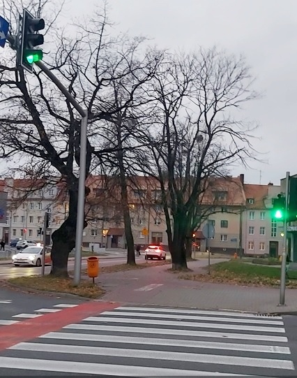 Elbląg, Na załączonym obrazku widać, że zielone światło mają zarówno kierowcy, jak i piesi. Klatka z nagrania Czytelnika