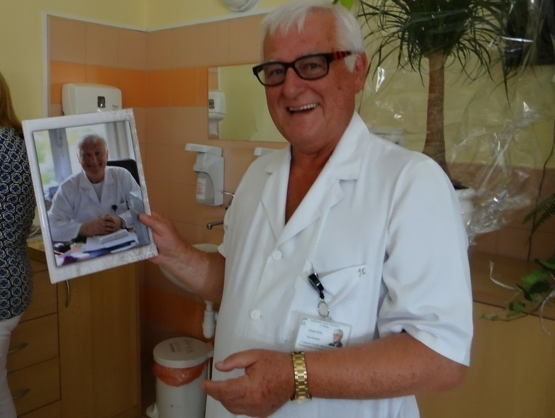 Elbląg, Doktor Edward Bryk na zdjęciu z 2018 roku, kiedy przechodził na emeryturę