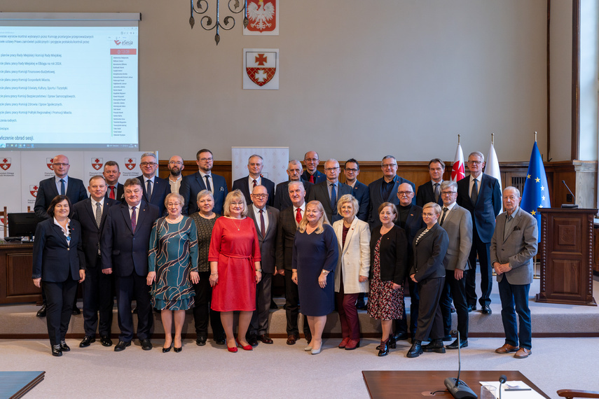 Elbląg, Pod koniec sesji radni wraz z prezydentem i wiceprezydentami zapozowali do wspólnego zdjęcia