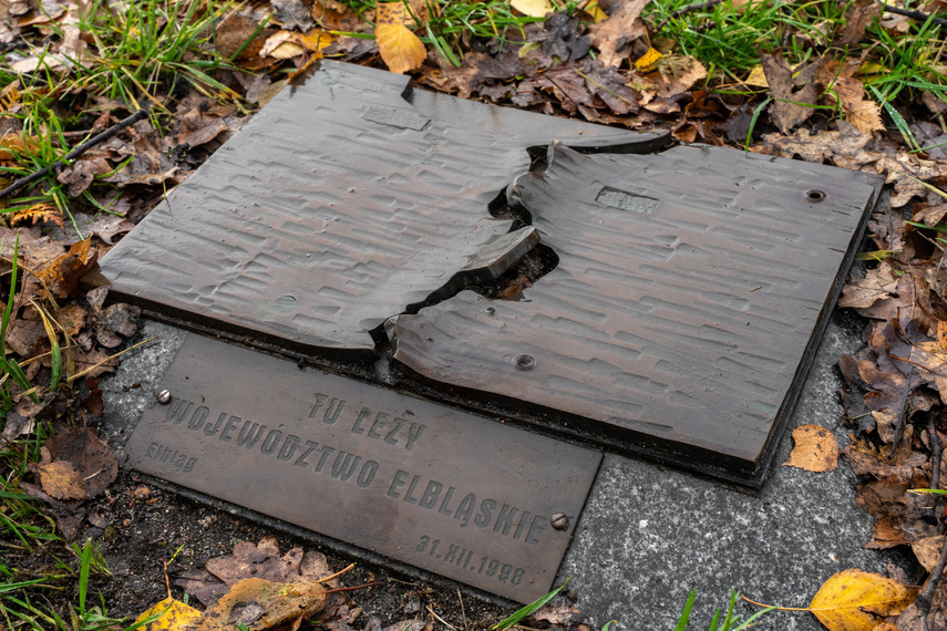 Elbląg, Płaskorzeźba symbolizująca pogrzeb województwa elbląskiego, przy pl. Słowiańskim