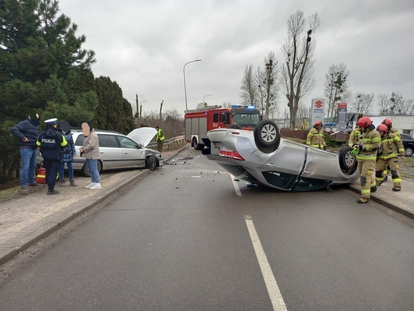 Elbląg, Nie zauważył innego auta i dachował na Radomskiej