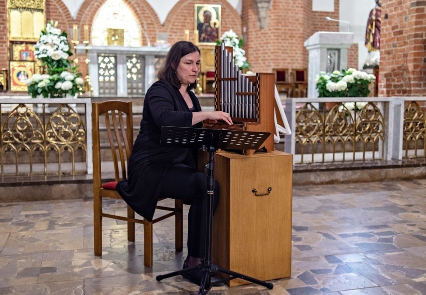 Elbląg, Małgorzata Trzaskalik-Wyrwa gra na miniaturowych organach