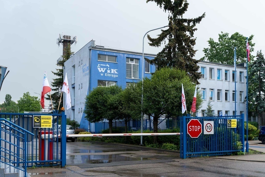 Elbląg, Na bramie EPWiK pracownicy zawiesili biało-czerwone flagi,