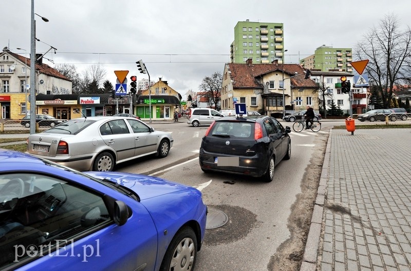 Elbląg, (fot. wyjazd z Mickiewicza przez Bema w kierunku Kościuszki. Tu będą zmiany w ruchu