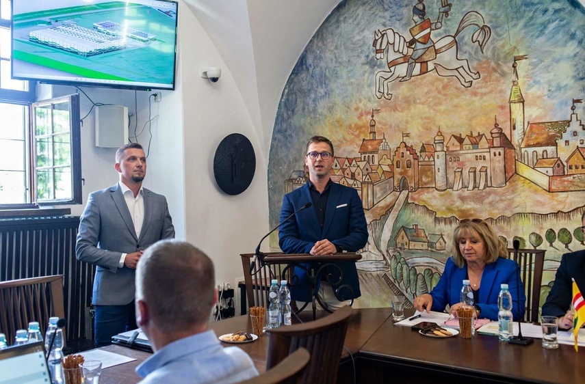 Elbląg, Przedstawiciele spółki Kram prezentują nową inwestycję podczas sesji Rady Miejskiej w Pasłęku,