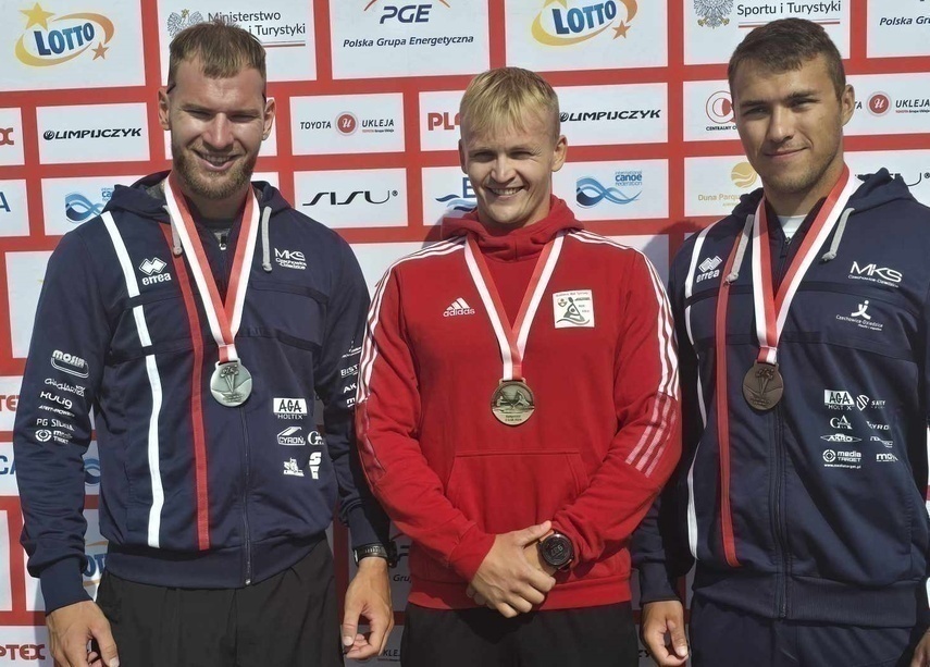 Elbląg, Przemek Rojek (w środku) ze złotym medalem MMP
