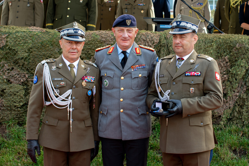 Elbląg, Gen. dywizji Zenon Brzuszko (z lewej) przekazał dowództwo Wielonarodowej Dywizji NATO Północny Wschód  gen. bryg. Jarosławowi Górowskiemu (z prawej) w obecności gen. broni Jürgena-Joachima von Sandrarta, dowódcy  Wielonarodowego Korpusu Północny Wschód