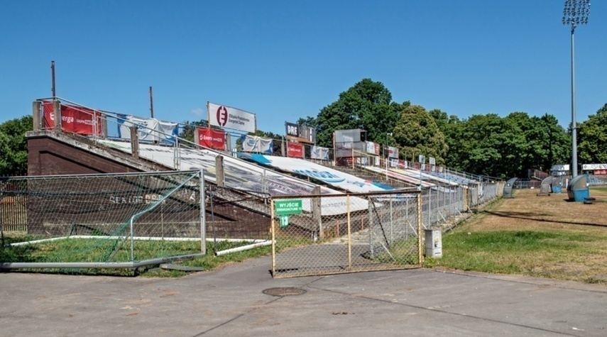 Elbląg, Stadion przy ul. Agrykola, widok na trybunę prostą, wyłączoną z użytkowania